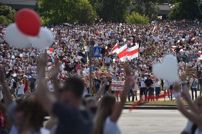 Duizenden mensen op straat in Minsk voor president Loekasjenko