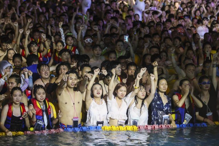 Van lockdown naar enorme poolparty: zo gaat het nu in Wuhan (foto’s)