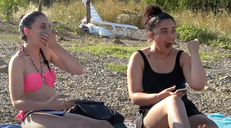 Man gaat op zijn hurken zitten voor strandgangers. Hun reactie? SPRAKELOOS! (video)