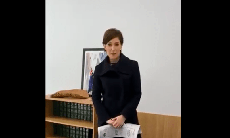 Parlementslid geeft weerwoord na kritiek op kleding: “Wat moet ik dan dragen volgens jou?” (video)