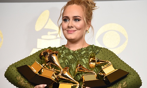 Adele krijgt veel lof (maar ook kritiek) wegens deze straffe bikinifoto: “Dit is ongepast!”