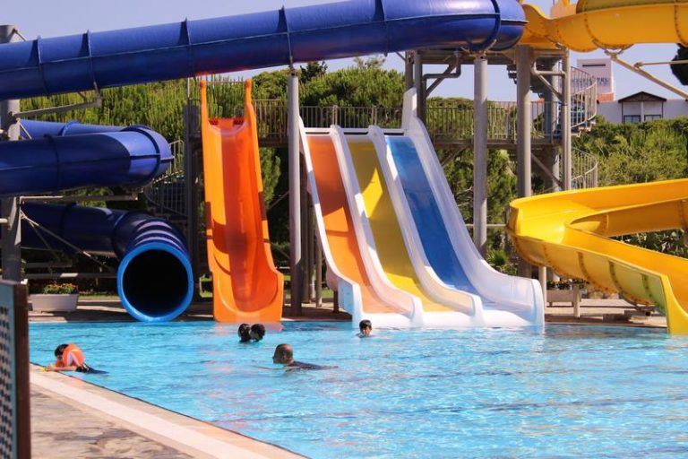 Man komt vast te zitten in buis waterglijbaan en overlijdt ter plekke