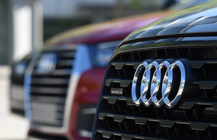 Audi onder vuur door “ongepaste” advertentie van meisje met banaan (foto)