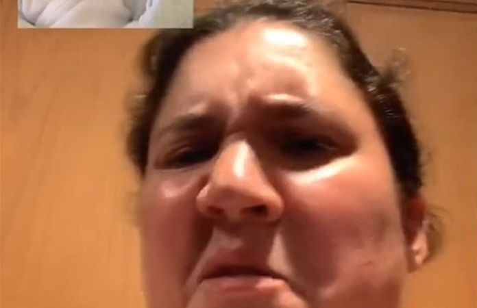Vrouw toont baby van vriendin aan moeder, maar haar reactie is TE eerlijk (video)