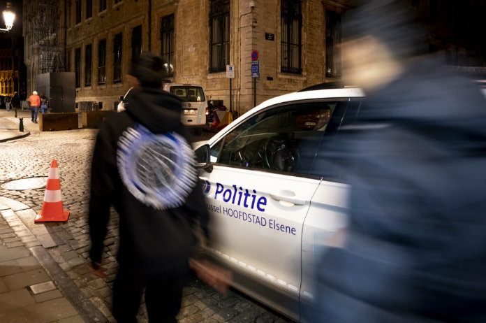 Politievakbond deelt beelden van tumult tijdens arrestatie in Schaarbeek (video)