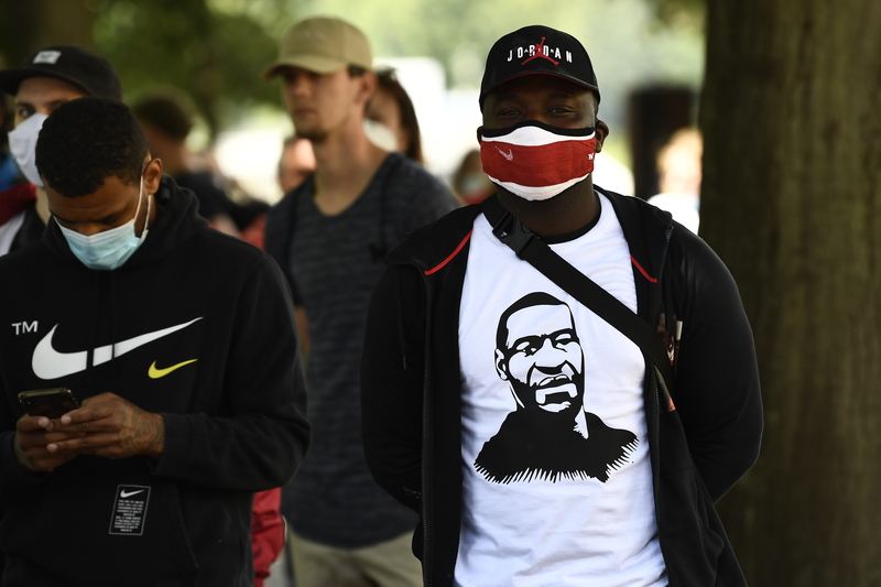 Nieuwe beelden duiken op van George Floyd: “Schiet me niet neer” (video)