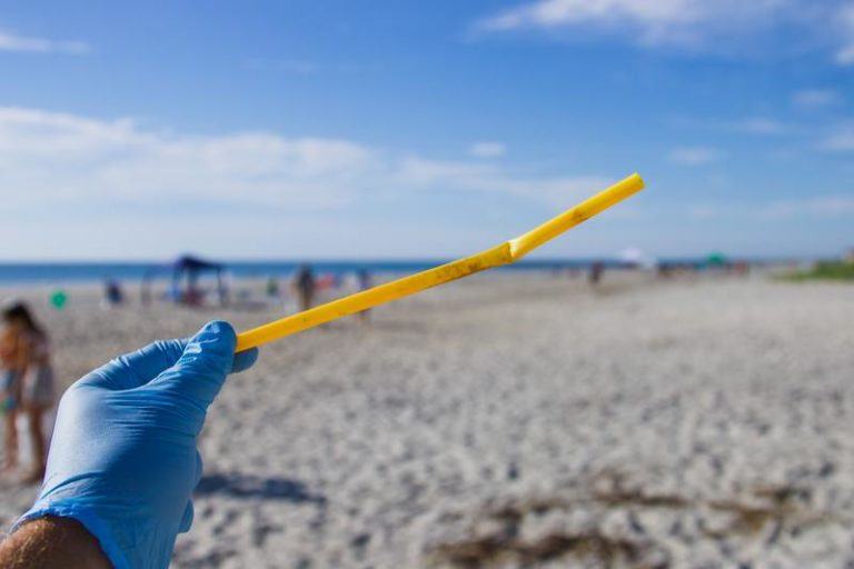 Beautymerk redt plastic uit oceaan voor verpakkingsflesjes
