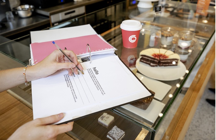 Journaliste laat wegens corona gegevens achter op café en krijgt plots flirterig bericht van ober: “Zo ongepast. Dit hoort niet!”