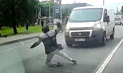 WOW: Dame die straat oversteekt, mag van héél veel geluk spreken! (video)