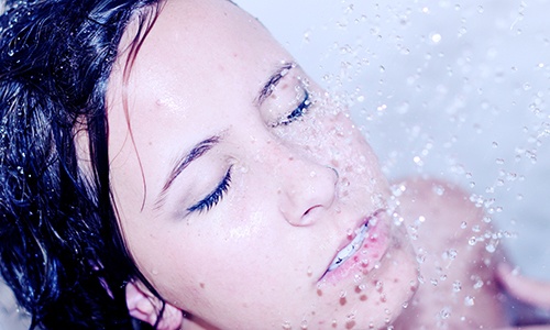 Dame ontdekt VERBORGEN CAMERA tijdens het douchen. Wie haar zat te begluren? Wel…