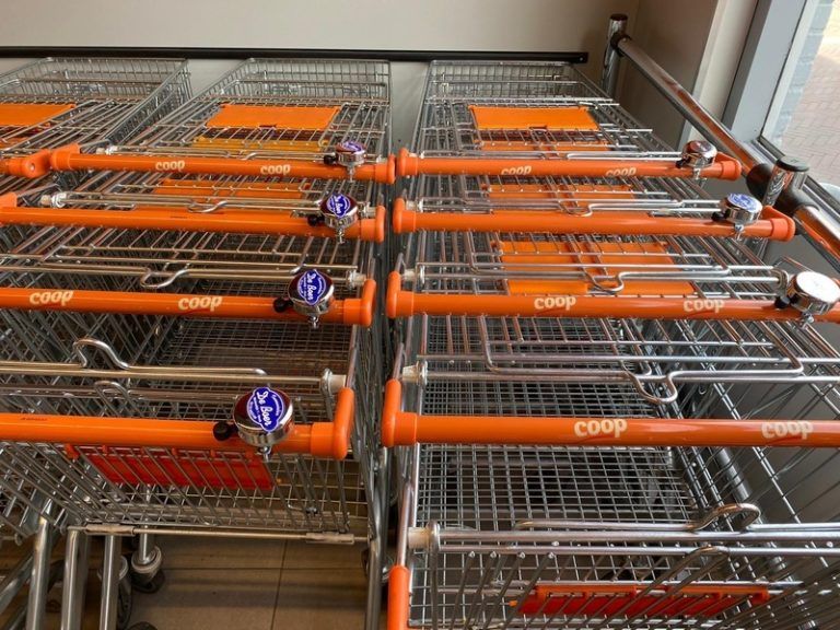 Supermarkt plaatst fietsbel op winkelkar: “Zo houden mensen wél afstand”