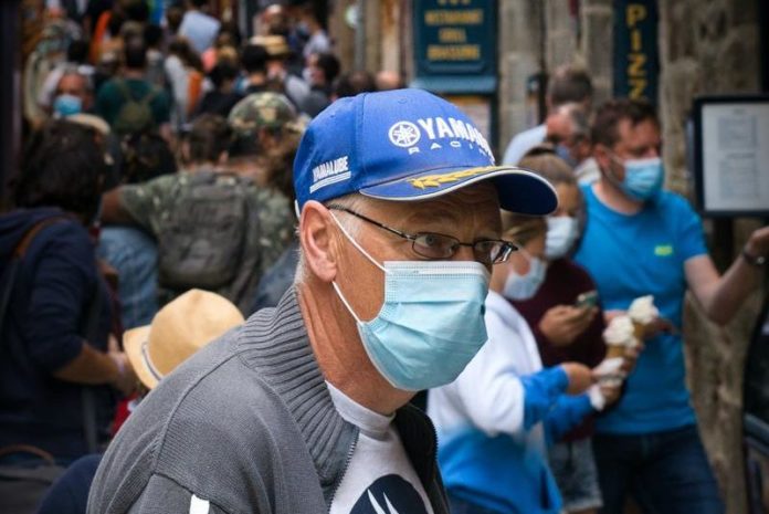 Brusselse huisartsenkring: “Laat gezinnen met meerdere generaties thuis masker dragen”
