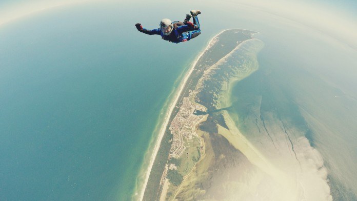 BIZAR. Skydiver verliest duur kunstbeen tijdens sprong