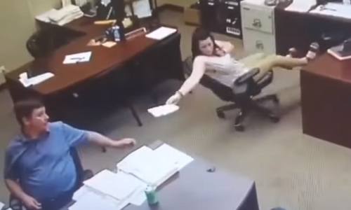 WOOPS: ‘Luie’ dame ontdekt dat je soms beter even moeite doet (video)