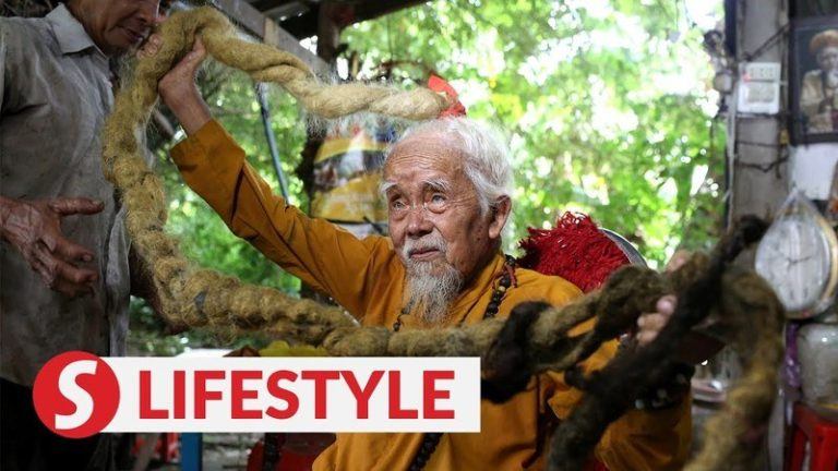 Man heeft al 80 jaar haar niet gewassen of geknipt: “Als ik mijn haar knip, dan sterf ik” (video)