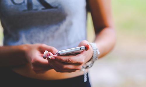 Dame neemt HEERLIJK wraak op viespeuk die haar ongepast prentje stuurt: “HELP!” (foto’s)