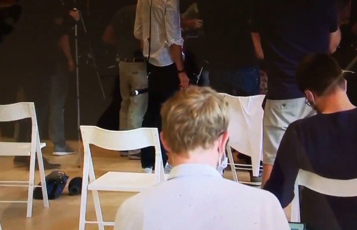 Journaliste vergeet dat microfoon nog aanstaat tijdens persconferentie Brussel: “Wat een gezaag, zo saai!”