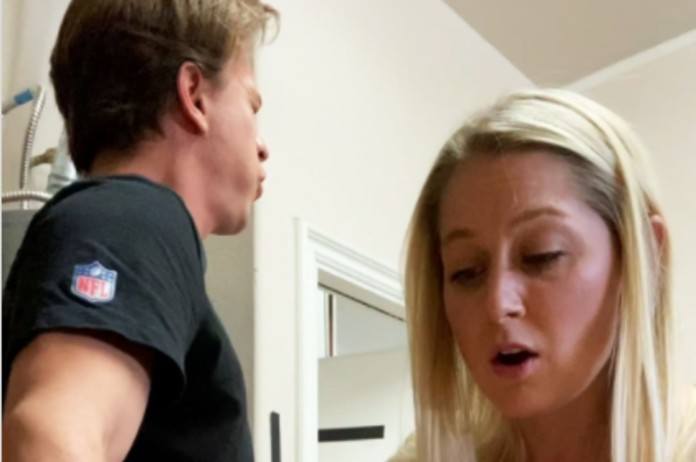 Man doet zijn vrouw geloven dat hij zijn vinger heeft vastgeniet aan een stuk hout, haar reactie is hilarisch (video)