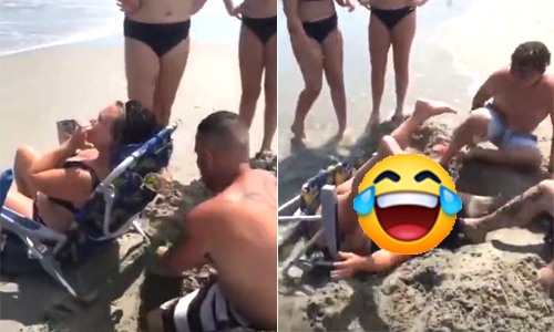 Dame geniet op het strand, maar wordt dan op sluwe wijze beetgenomen door haar broer (video)