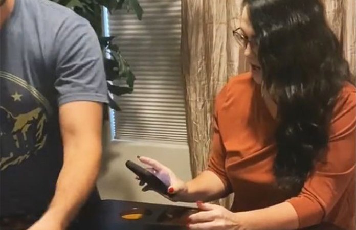 Vrouw stuurt pikant sms’je naar man, maar schoonmoeder krijgt het te lezen: “Zo ranzig!” (video)