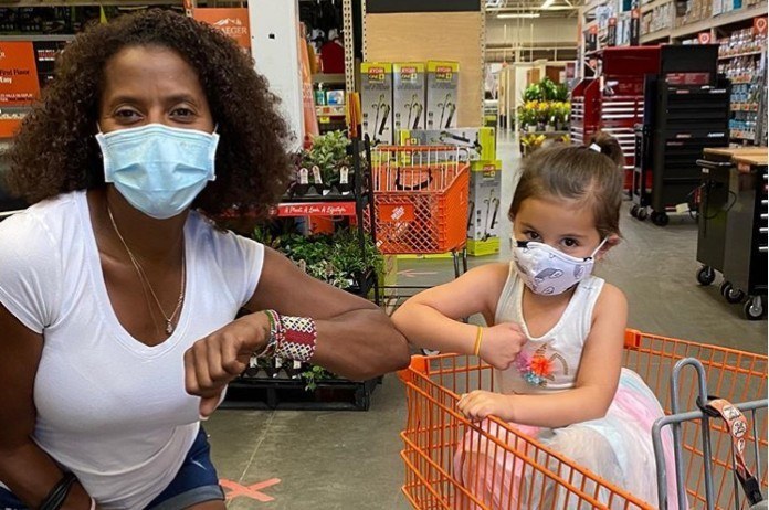 LIEF. Vrouw tot tranen geroerd door meisje dat ‘Black Lives Matter’ naar haar roept