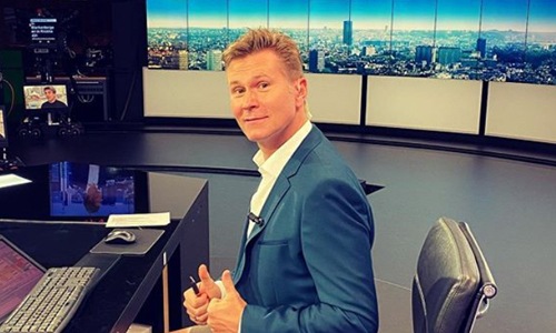 Wim De Vilder toont hoe hij stiekem hitte trotseert TIJDENS journaal: “Gelukkig geen camera’s ónder desk” (foto)