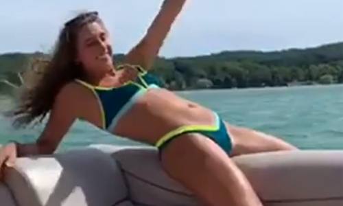 Dame in bikini wil even sexy poseren tijdens boottochtje met vriendinnen. Maar dan? WOOPS! (video)