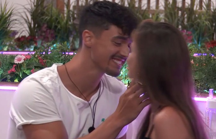 ‘Love Island’-deelnemers geven al meteen een ‘erotische zoen’ aan elkaar (video)