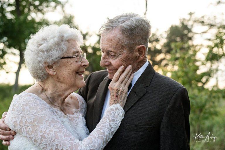 CUTE! Koppel poseert na 60 jaar opnieuw in trouwkleren (foto’s)