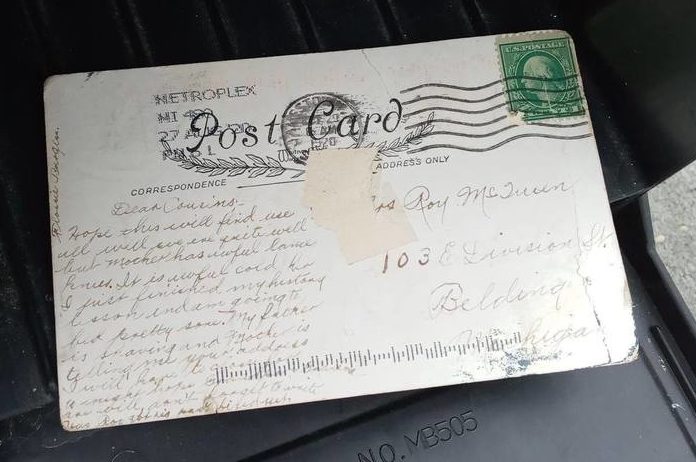 BIZAR. Postkaart komt bijna eeuw te laat aan op bestemming