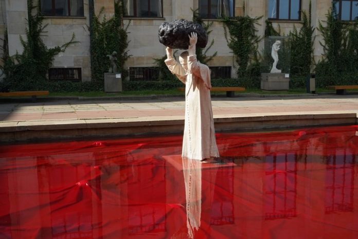 Poolse kunstenaar beeldt paus Johannes Paulus II af als ‘superman’