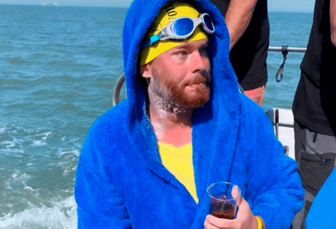 Mathieu Bonne (Kamp Waes) zwemt als eerste Belgische kustlijn af: “kom de komende dagen bed niet uit”