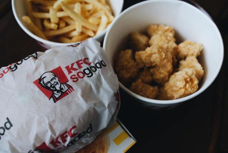 Vegan activisten bekogeld met KFC kippenvleugels