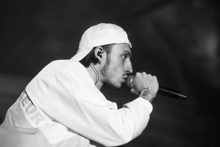 Roméo Elvis reageert op aantijgingen: “Heb mijn handen op een ongepaste manier gebruikt”
