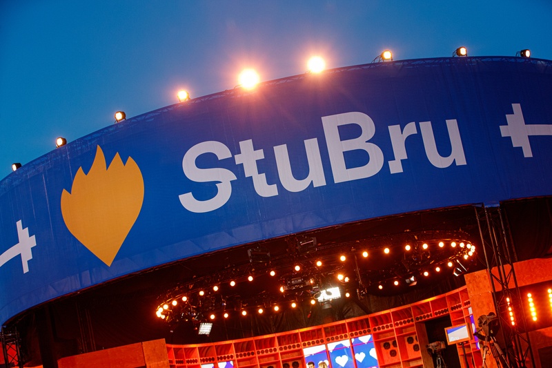 Iedereen bij Studio Brussel moet in quarantaine, programmatie aangepast