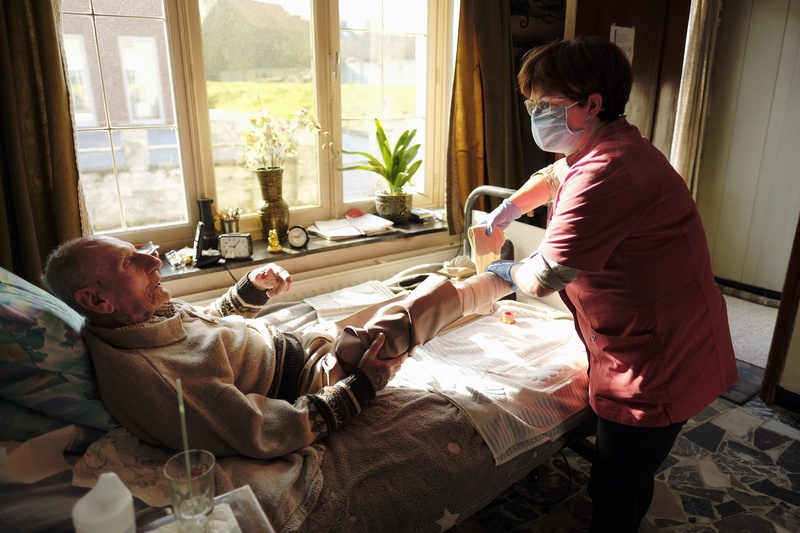 Lonen van zorgkundigen, winkelpersoneel en vuilnisophalers ver onder Belgisch gemiddelde