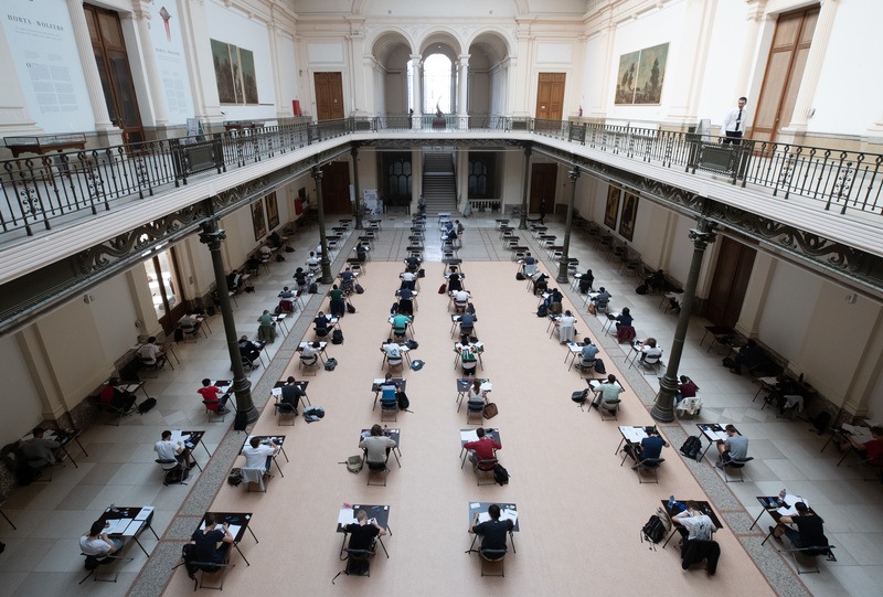 Diploma-uitreiking Brusselse studenten verhuist door corona naar spectaculaire locatie