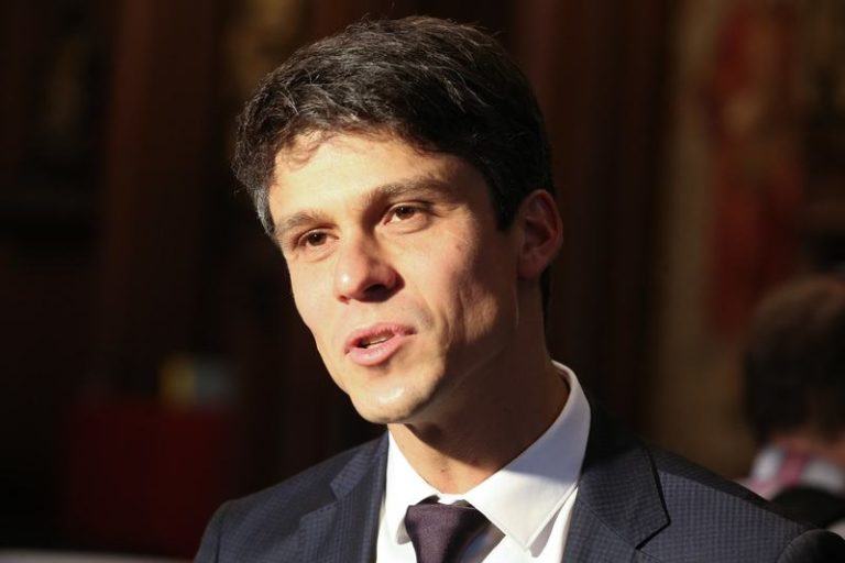 Minister Dalle reageert op naaktbeelden van BV’s: “Ongehoord om ze te verspreiden”