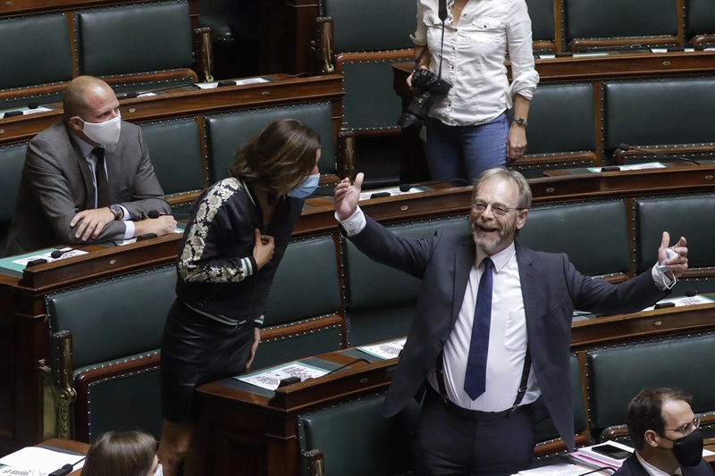 Tumult bij start van Kamerzitting nadat N-VA regeringsverklaring vraagt