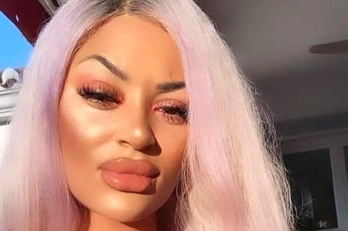 BIZAR. Vrouw verliest tepel na borstvergroting in Turkije: “Mijn borst ruikt naar rottend vlees”