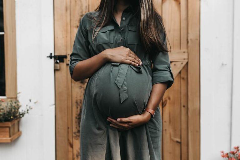 Man vermoordt zwangere vrouw en steelt baby uit haar buik