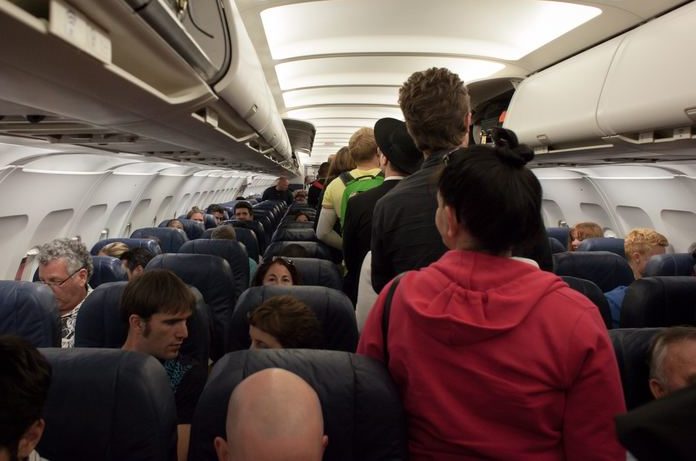 BIZAR. Vliegtuigpassagier heeft het te warm en stapt vleugel op voor frisse lucht (video)