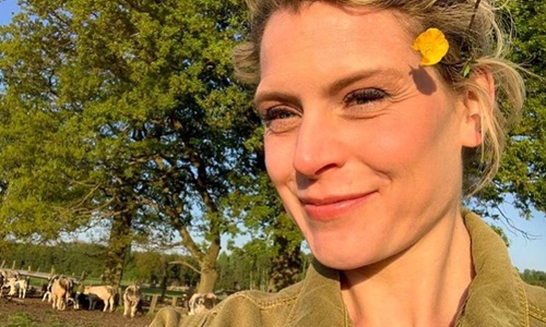 Dina Tersago doelwit van oplichters en WAARSCHUWT fans: “Laat je niet vangen!” (foto)