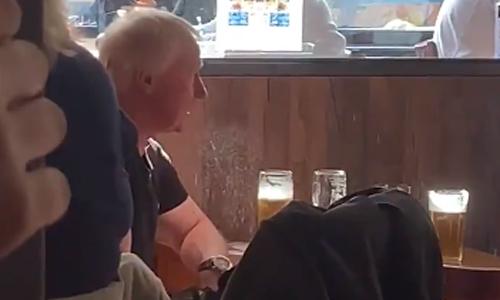 Ophef over man die (per ongeluk) spuwt tijdens cafébezoek: “Dit is walgelijk” (video)