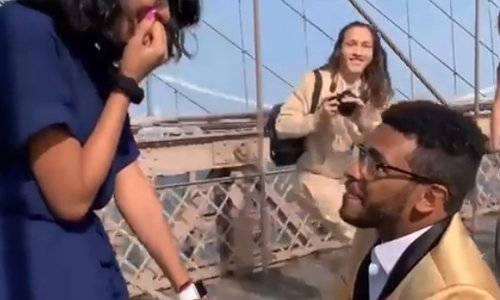 WOOPS: Romantisch huwelijksaanzoek loopt slecht af voor… de fotograaf (video)