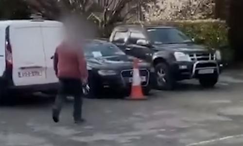 Hoteleigenaar neemt HEERLIJK wraak op hardnekkige ‘foutparkeerder’: “Hij denkt dat onze parking gratis is!” (video)