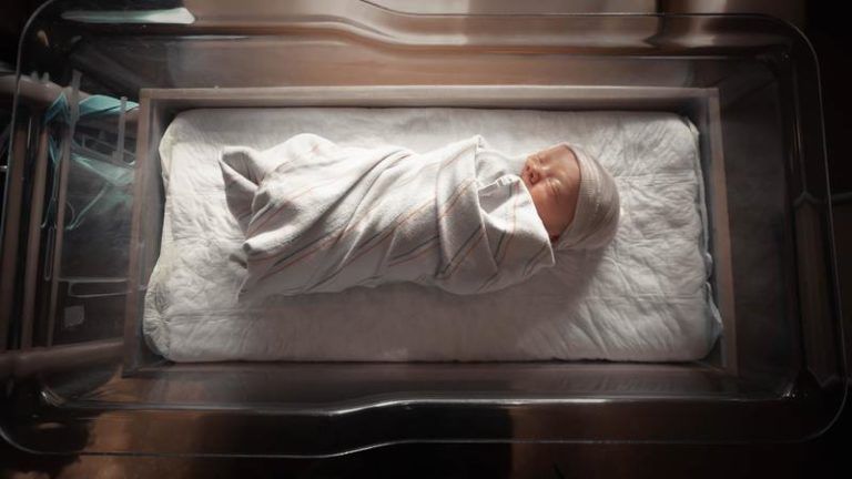 Kersverse ouders moeten baby ‘verkopen’ omdat ze ziekenhuisrekening niet kunnen betalen