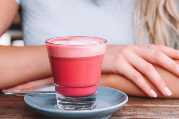 Deze Pink Latte bevat een wel erg bijzonder ingrediënt