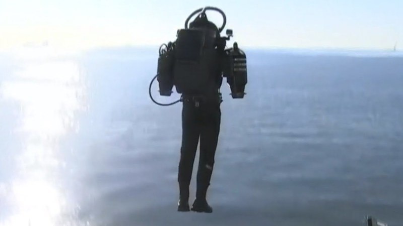 BIZAR. FBI voert onderzoek naar man die met jetpack rond luchthaven LAX zweefde (video)