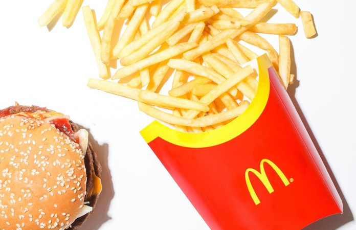 Moeder geeft haar zes maanden oude baby McDonald’s-eten: “Ik zie het probleem niet”